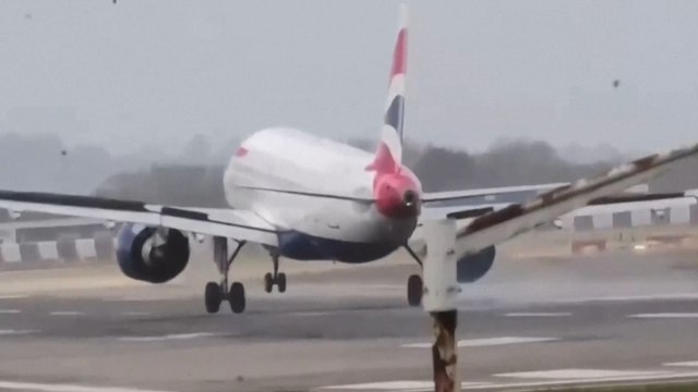 Tempête Eunice : une vidéo montre en direct l’atterrissage compliqué des avions