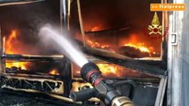 Incendio in un capannone di materiali plastici ad Arzano