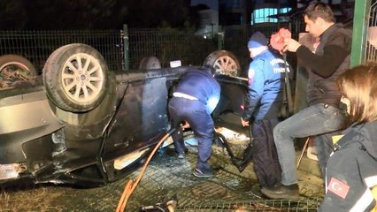 MALTEPE'DE TAKLA ATAN OTOMOBİLDE SIKIŞAN SÜRÜCÜ KURTARILDI