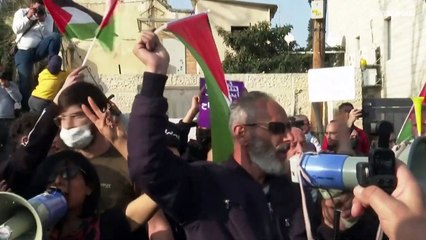 شاهد: الشرطة الإسرائيلية تقمع مظاهرة لفلسطينيين في حي الشيخ جراح
