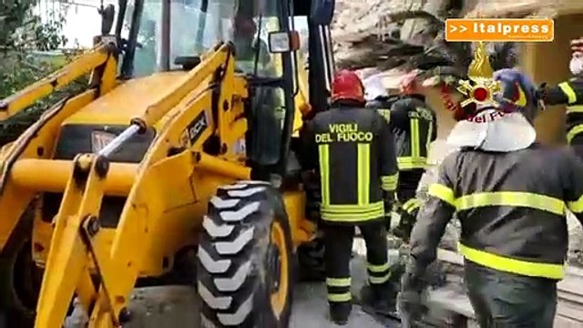 Crolla palazzina nel casertano, si scava tra le macerie
