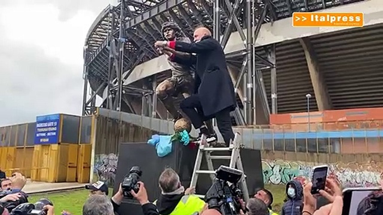 Un anno fa la morte di Maradona, Renica mette la fascia alla statua