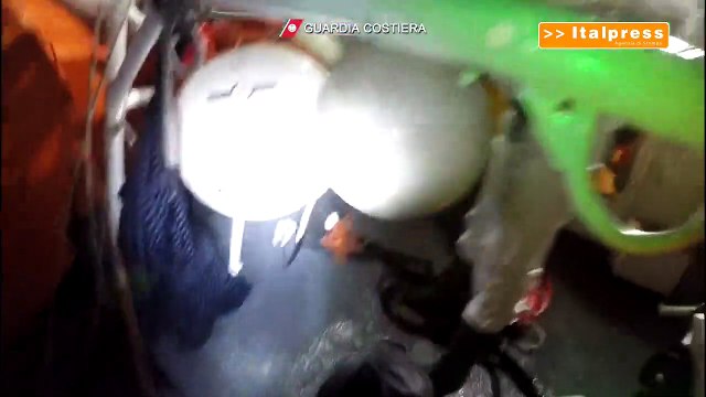 Soccorsi 296 migranti al largo di Lampedusa, alcuni erano in acqua