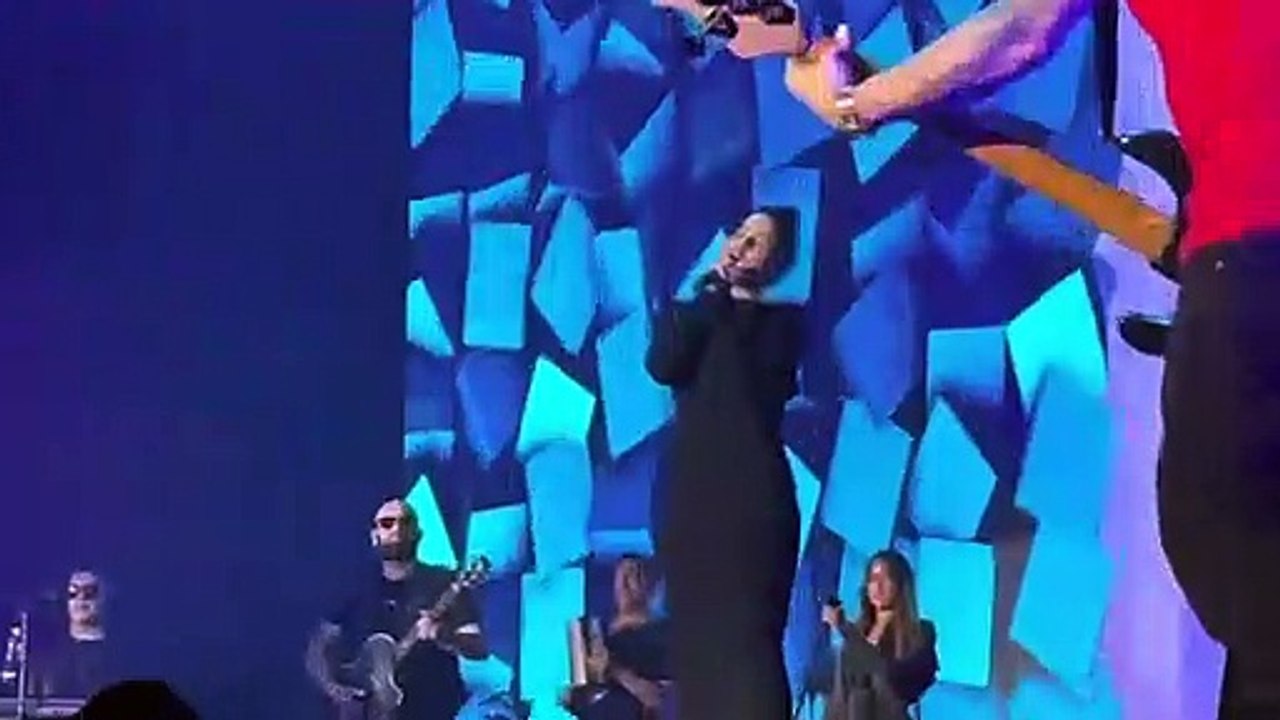 Rosalia en el concierto de Aventura cantando Obsesión 2021 RD