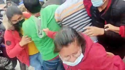 Este es el momento cuando afines al MAS retiran por la fuerza la carpa de la vigilia a favor de Añez