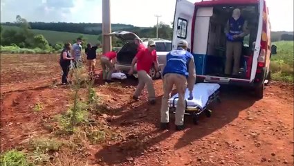 Tải video: Casal de idosos fica feridos após capotamento em estrada rural na BR-163