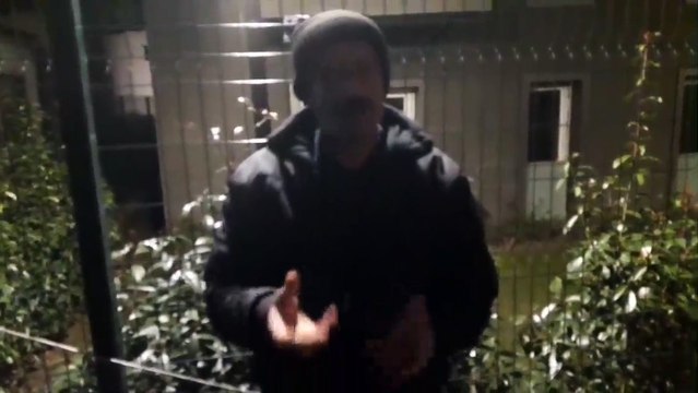 Kelepçeli elleri ile gözyaşlarını silen Migros işçisi Gülabi Aksu yaşadıklarını anlattı