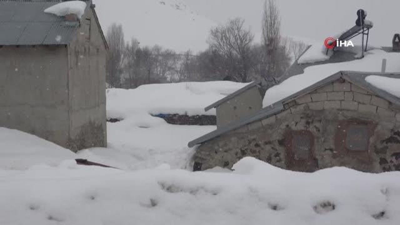 Ağrı'da etkili olan kar yağışının ardından kent yeniden beyaz örtüye büründü
