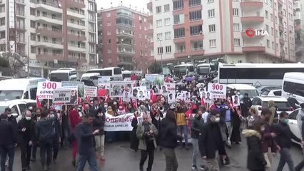 Son dakika: Evlat nöbetindeki aileler, 'Şehitler ölmez, vatan bölünmez' sloganları ile yürüdü