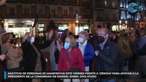 Multitud de personas se manifiestan este viernes frente a 'Génova' para apoyar a la presidenta de la Comunidad de Madrid, Isabel Díaz Ayuso