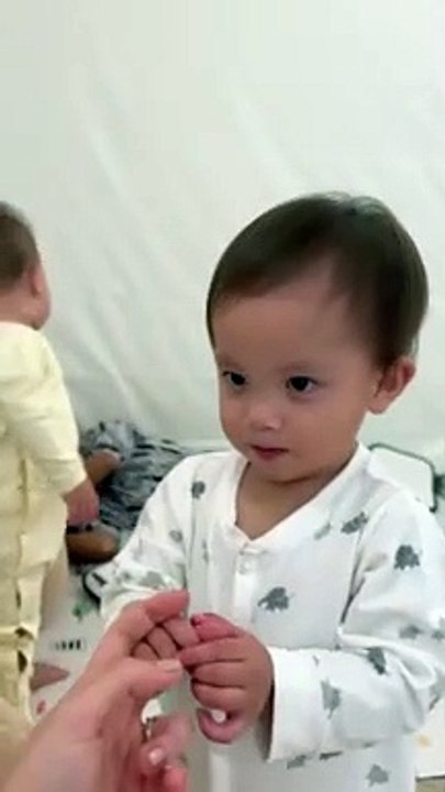 Lisa nay đã biết đếm 3, giỏi thế sau này kèm cậu ú Leon học là cái chắc