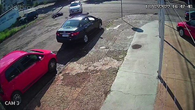 Veja imagens do momento exato de colisão que deixou motociclista ferida
