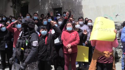 Situación de Jeanine Áñez provoca insultos y huevazos entre críticos y seguidores -