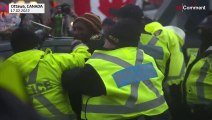 تصاویری از کانادا؛ پلیس برای پایان دادن به محاصره اتاوا کامیون‌داران را بازداشت کرد