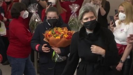 발리예바 '묵묵부답' 귀국...공항에는 환영 인파 몰려 / YTN