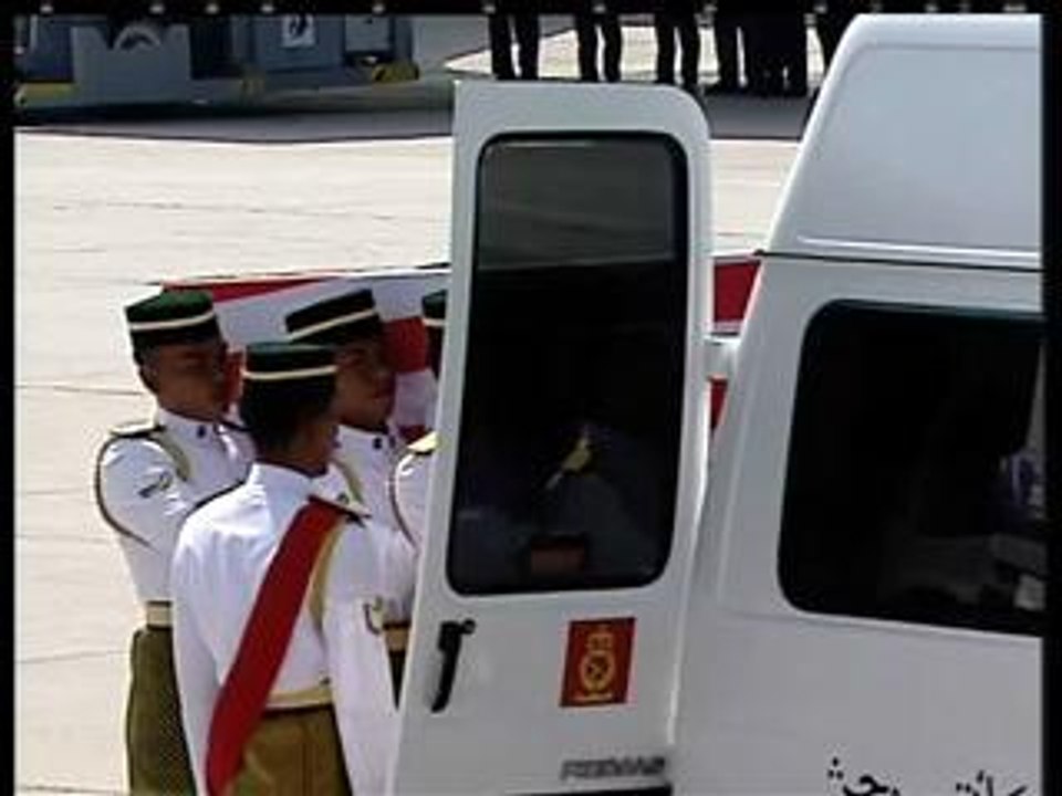 MH17: Last coffin carried to the hearse