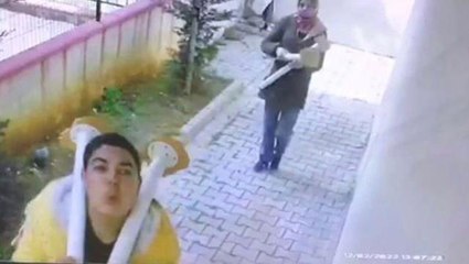 Hırsızlık için girdikleri bahçede giderayak bir utanmazlık daha yaptılar