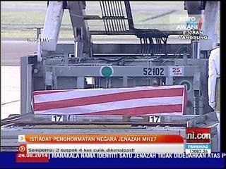 Jenazah dan mendiang diusung ke van jenazah