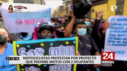 Motociclistas protestan contra proyecto de ley que prohíbe a dos personas viajar en moto lineal