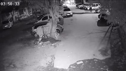 Hatay'da park halindeki 11 aracın lastiklerinin patlatılması kamerada