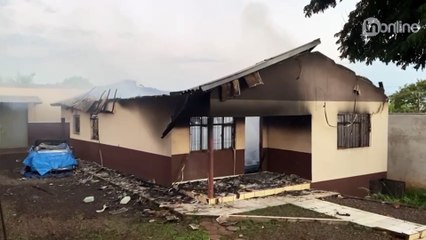 Casa fica totalmente destruída após incêndio em Apucarana