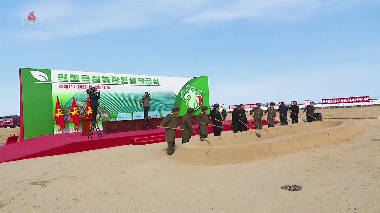 Spatenstich mit viel Pomp: Kim eröffnet Gewächshausbau bei Hamhung