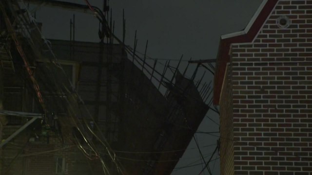 서울 신축 공사 현장 가설물 기울어...근로자 모두 대피 / YTN