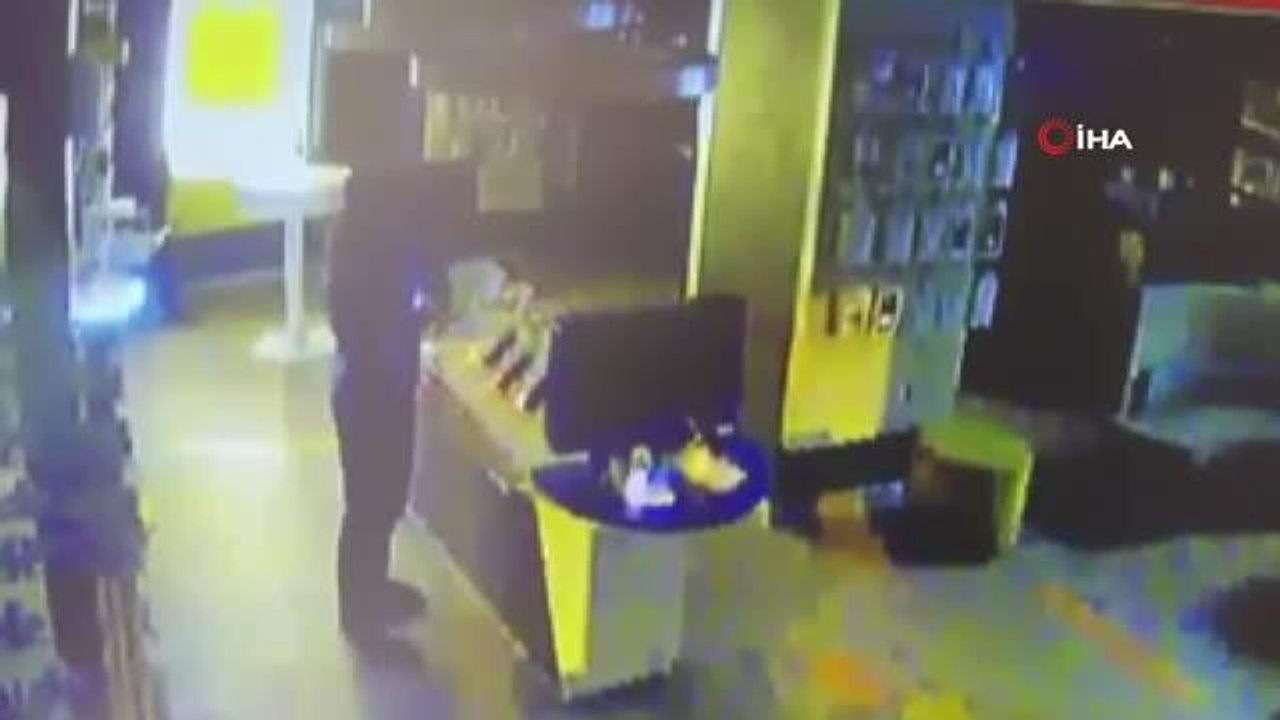 Parke taşıyla camı kırıp telefon bayisini soyan hırsız güvenlik kamerasında