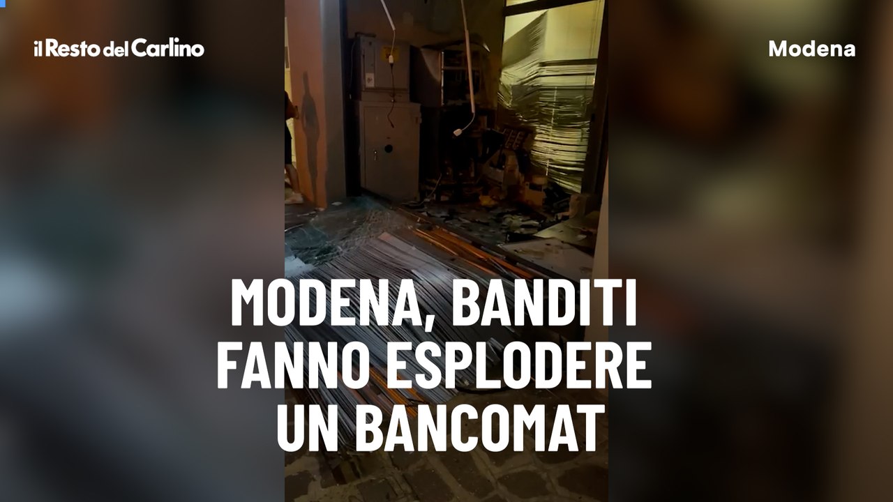 Modena, banditi fanno esplodere un bancomat