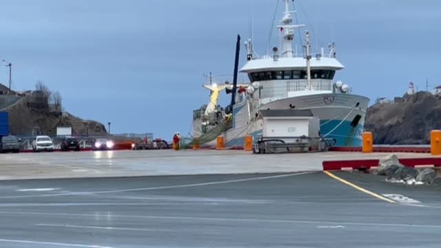 Llega a Terranova (Canadá) el barco con los tres supervivientes y siete cadáveres del Villa de Pitanxo