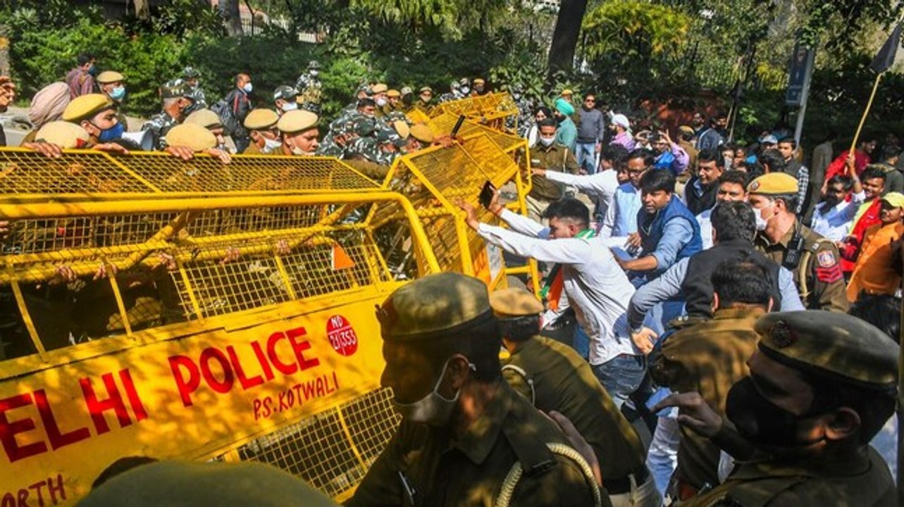 Watch: Congress protests near Arvind Kejriwal’s...