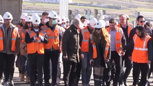 Son dakika haber! ÇANAKKALE - Bakan Karaismailoğlu, Çanakkale Köprüsü'nden yürüyerek Asya'dan Avrupa kıtasına geçti (2)