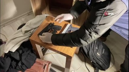 Bakırköy'de bankayı soyan şahıs yakalandı...Şahsın paraları aldıktan sonra bankadan çıkışı kamerada