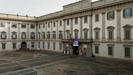 Si presenta al Palazzo Reale con le valigie È casa mia, sono l'erede dei Savoia