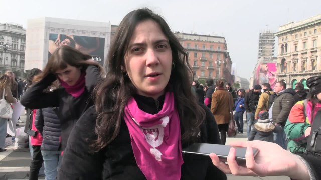 8 marzo, flash mob a Milano: Piu' fondi per centri antiviolenza
