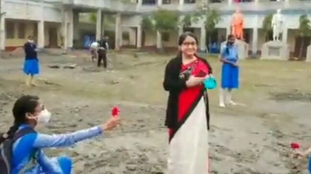 It’s gone viral: Students’ heartwarming farewell to teacher; Kili Paul grooves to Aaj Tak Tune