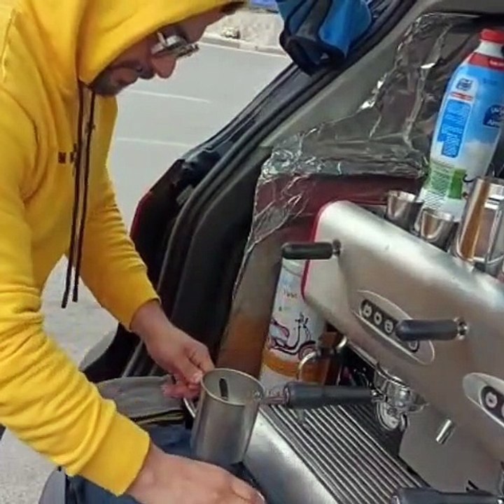 الفنان كريم الحسيني يبيع قهوة على الطريق: تعرفوا على قصته