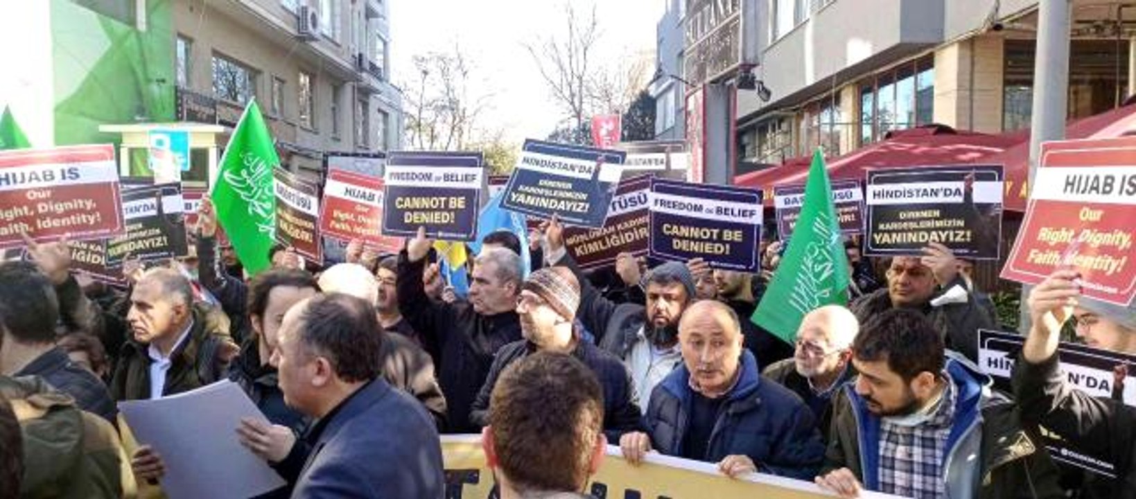 Hindistan'daki başörtüsü yasağı İstanbul'da pro...