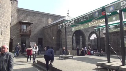 Diyarbakır'da güneşli havayı fırsat bilen vatandaşlar tarihi yerleri gezdi