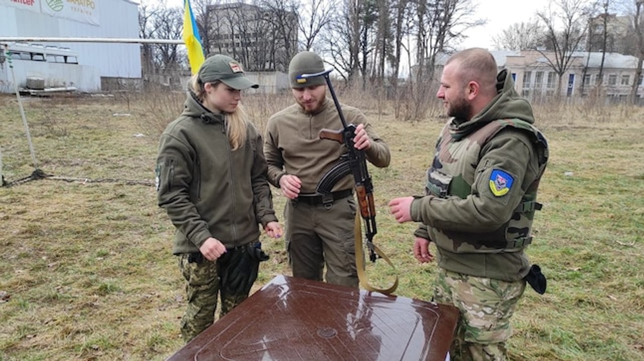 Ukraine crisis: Civilians undergo weapons training amid threat of Russian invasion | Ground Report