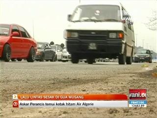 Lalu lintas sesak di Gua Musang