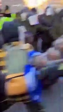 Mujer discapacitada arrollada por un policía a caballo en Canadá, la mujer podría haber muerto