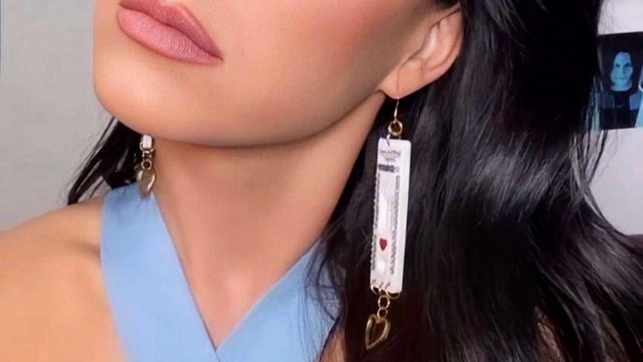 Les boucles d'oreilles tendance du moment ? Des autotests Covid