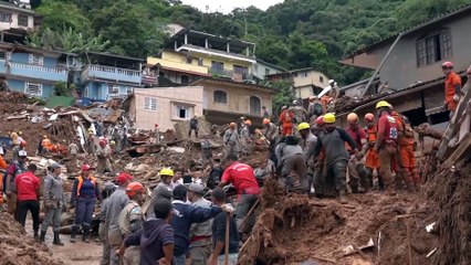Brasile, si continua a scavare in cerca di corpi dopo l'alluvione di Petropolis