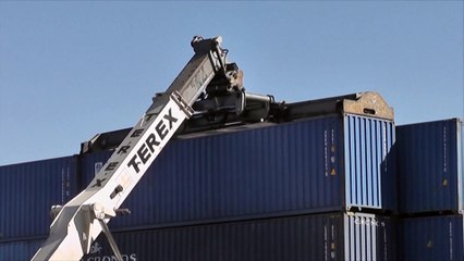 شاهد: تونس تشرع في إعادة النفايات الموردة بشكل غير قانوني إلى إيطاليا