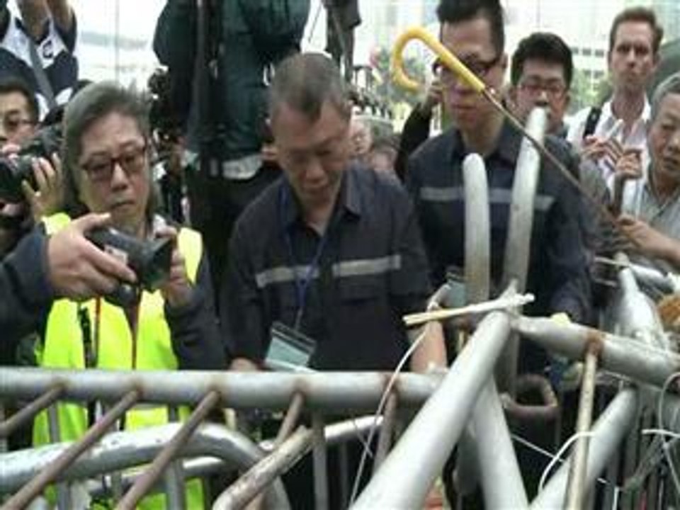 Hong Kong authorities begin clearing protest site