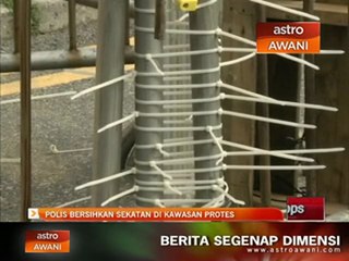 Polis bersihkan sekatan di kawasan protes