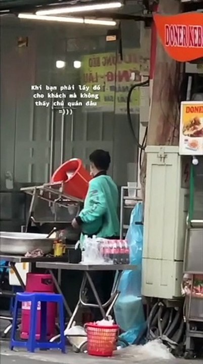 Clip: Qua lấy đồ cho khách nhưng không thấy chủ quán đâu, shipper liền tự tay nấu luôn