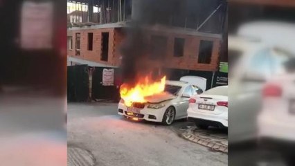 ÜMRANİYE'DE PARK HALİNDEKİ OTOMOBİL ALEV ALEV YANDI
