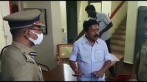 திண்டிவனம் அருகே அதிமுக வேட்பாளர் மீது போலீஸ் ஸ்டேஷனுக்குள் புகுந்து திமுகவினர் தாக்கியதாக புகார்